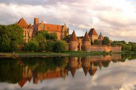 Đến năm 1772, người Phổ đã biến lâu đài Malbork thành doanh trại. Trong nhiều thập kỷ sau đó, công trình này được trùng tu, sửa chữa theo từng giai đoạn.