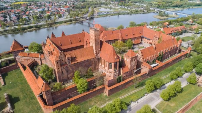 Lâu đài Malbork (hay còn gọi Marienburg) nằm bên bờ sông Nogat, lâu đài Malbork là công trình tráng lệ mang phong cách Gothic nổi tiếng của Ba Lan. Công trình kiến trúc này được các hiệp sĩ Tueton xây dựng vào thế kỷ 13.