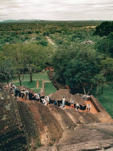 Sau khi vua Kashyapa I qua đời, những cuộc tranh giành quyền lực và cuộc xâm lược của người Ấn Độ khiến "tảng đá của sư tử" dần trở nên hoang phế. Ảnh: saltinourhair.
