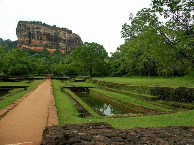 Đến thế kỷ 19, pháo đài Sigiriya được sĩ quan người Scotland Jonathan Forbes và nhà khảo cổ học người Anh Ceylon Bell phát hiện sau nhiều thế kỷ bị lãng quên. Ảnh: Travel Map Sri Lanka.