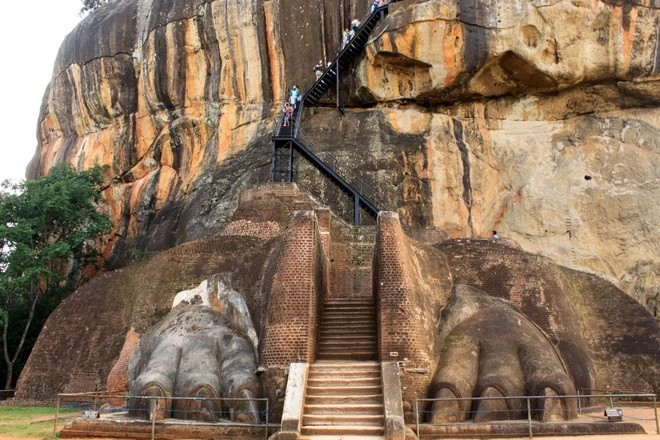 Sigiriya là một ngọn đá khổng lồ cao gần 200m, trên đỉnh là một cung điện dành cho nhà vua. Ảnh: Future Travel.