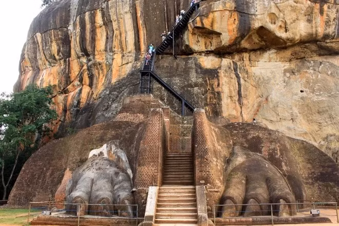 Sigiriya là một ngọn đá khổng lồ cao gần 200m, trên đỉnh là một cung điện dành cho nhà vua. Ảnh: Future Travel.