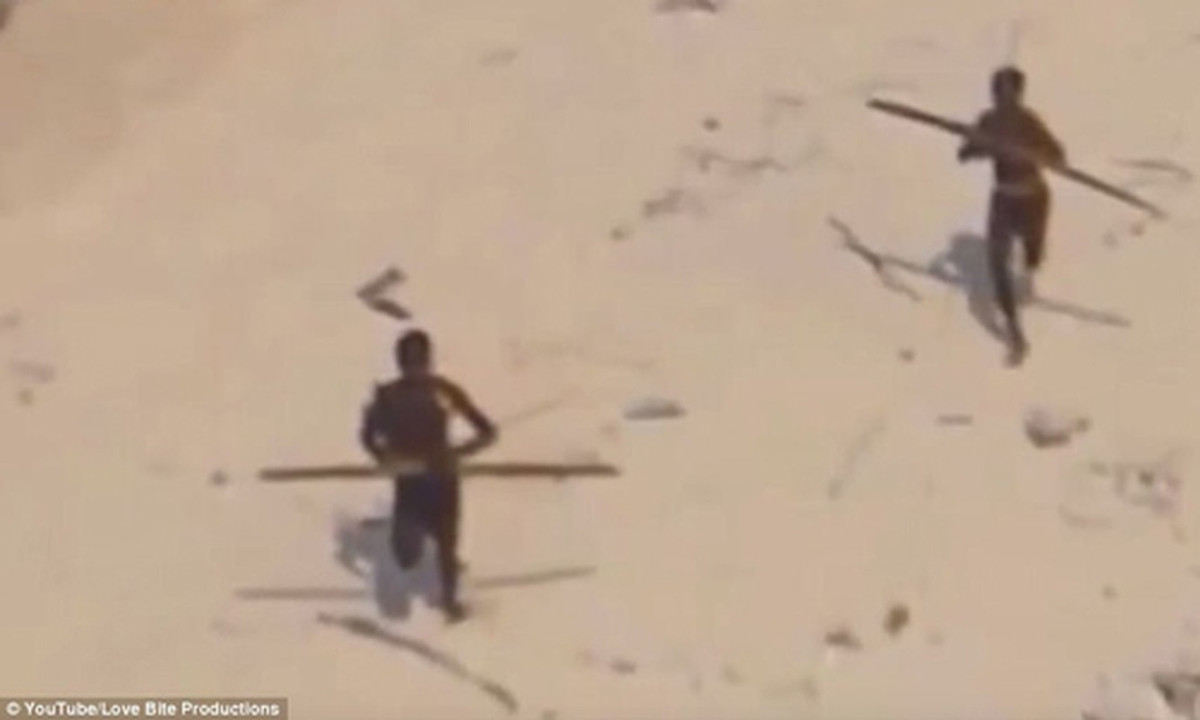 Nằm ở Ấn Độ Dương, đảo Bắc Sentinel thuộc quần đảo Andaman là nơi sinh sống của bộ tộc Sentinelese. Bắc Sentinel được coi là hòn đảo biệt lập nhất với thế giới bên ngoài. Nguyên do là bởi bộ lạc Sentinelese sẵn sàng sát hại bất cứ ai đặt chân lên hòn đảo mà họ sinh sống.