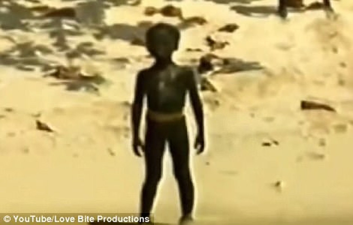 Các nhà nghiên cứu suy đoán bộ tộc Sentinelese có thể chỉ có vài chục cho tới vài trăm cư dân. Họ được xem là bộ tộc sống biệt lập nhất thế giới.