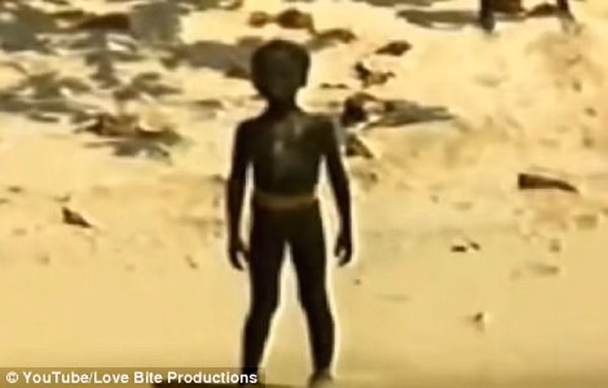 Các nhà nghiên cứu suy đoán bộ tộc Sentinelese có thể chỉ có vài chục cho tới vài trăm cư dân. Họ được xem là bộ tộc sống biệt lập nhất thế giới.