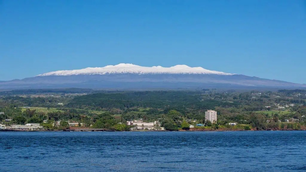 Đảo Hawaii có 5 ngọn núi lửa lớn bao gồm: Mauna Kea, Kohala, Mauna Loa, Hualalai và Kilauea. Trong đó, Mauna Kea là ngọn núi cao nhất ở Hawaii cũng như tại Thái Bình Dương. Đặc biệt, 5 ngọn núi lửa lớn này đều được người dân địa phương xem là những ngọn núi linh thiêng. Ảnh: ultimatekilimanjaro.