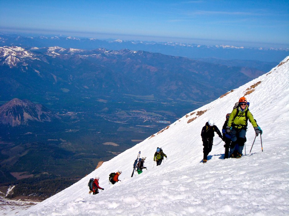 Một ngọn núi linh thiêng khác có tên Shasta. Nằm ở cuối phía Nam của dãy Cascade Siskiyou County, California, Mỹ, núi Shasta được cho từng là nơi sinh sống của một số bộ lạc bản địa Bắc Mỹ trong hơn 9.000 năm. Một vài bộ lạc tin rằng, núi Shasta là trung tâm của sự sáng thế. Ảnh: internationalalpineguides.