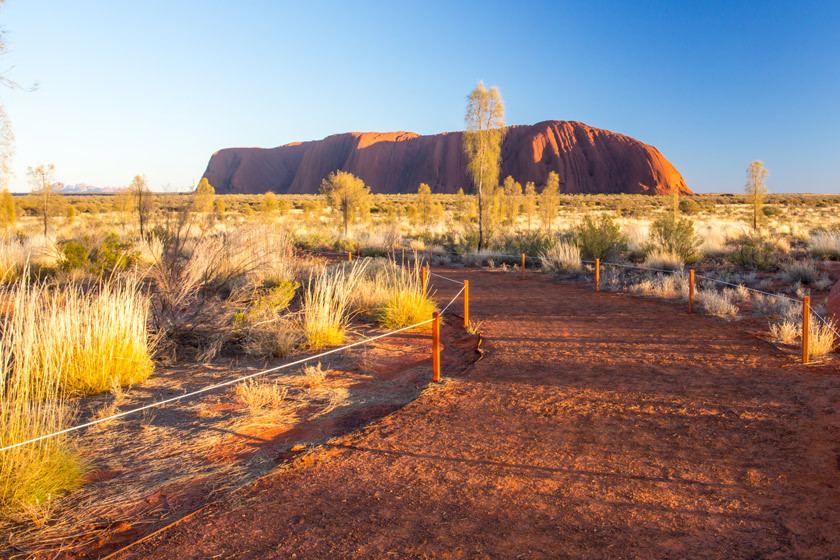 Uluru được người Anangu Pitjantjatjara xem là ngọn núi linh thiêng bậc nhất Australia. Các nhà nghiên cứu cho hay khu vực xung quanh núi Uluru là nơi sinh sống của các cư dân bản địa trong khoảng 60.000 năm. Ảnh: uluru-australia.com.