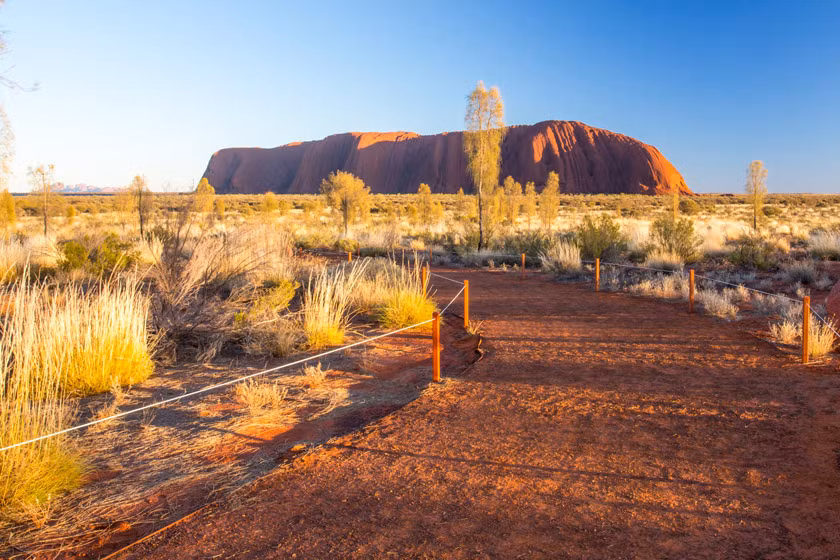 Uluru được người Anangu Pitjantjatjara xem là ngọn núi linh thiêng bậc nhất Australia. Các nhà nghiên cứu cho hay khu vực xung quanh núi Uluru là nơi sinh sống của các cư dân bản địa trong khoảng 60.000 năm. Ảnh: uluru-australia.com.