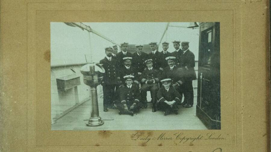 Khi con tàu Titanic đang từ từ chìm xuống đáy biển sau khi đâm vào tảng băng trôi, sĩ quan Harold đã hướng dẫn hành khách là phụ nữ, trẻ em, người già di chuyển xuống xuồng cứu sinh.