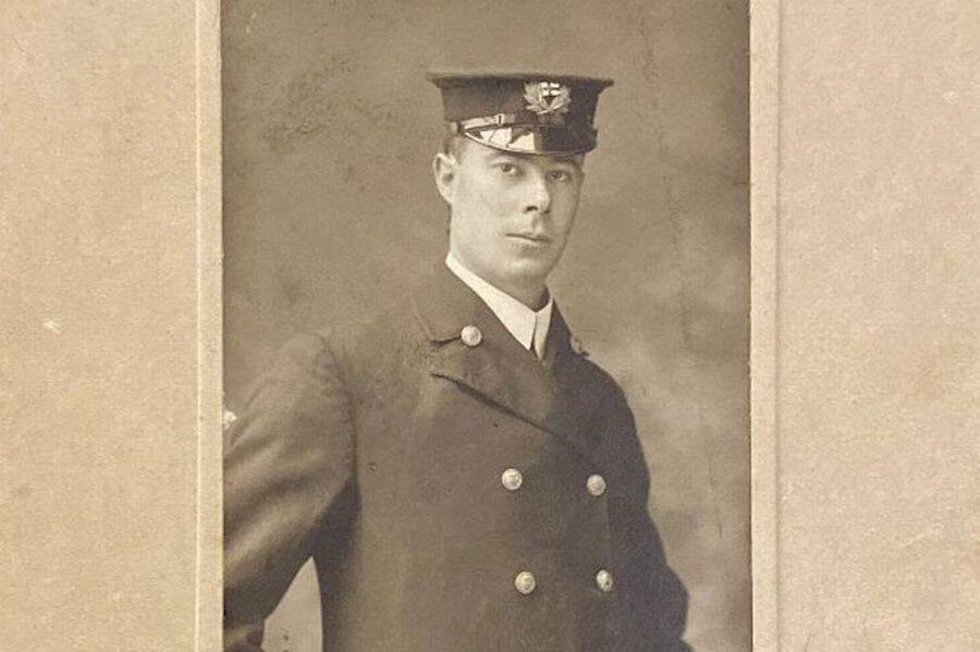 Trong thảm kịch đắm tàu kinh hoàng này, Harold G. Lowe là một trong những người hùng khi cứu sống hàng chục người. Ông là sĩ quan thứ năm của tàu Titanic.