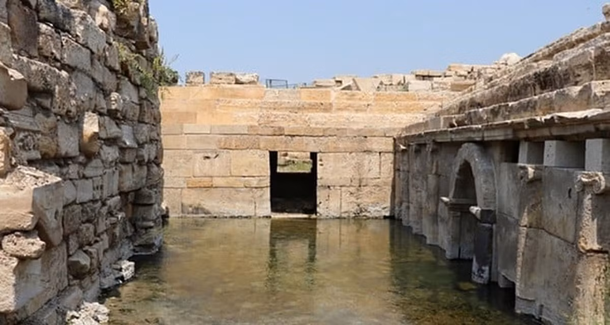 Vào thời cổ đại, người dân tin rằng, Hierapolis là nơi dẫn đến thế giới của thần Pluto và con chó săn ba đầu Cerberus tỏa ra khí độc cực nguy hiểm.