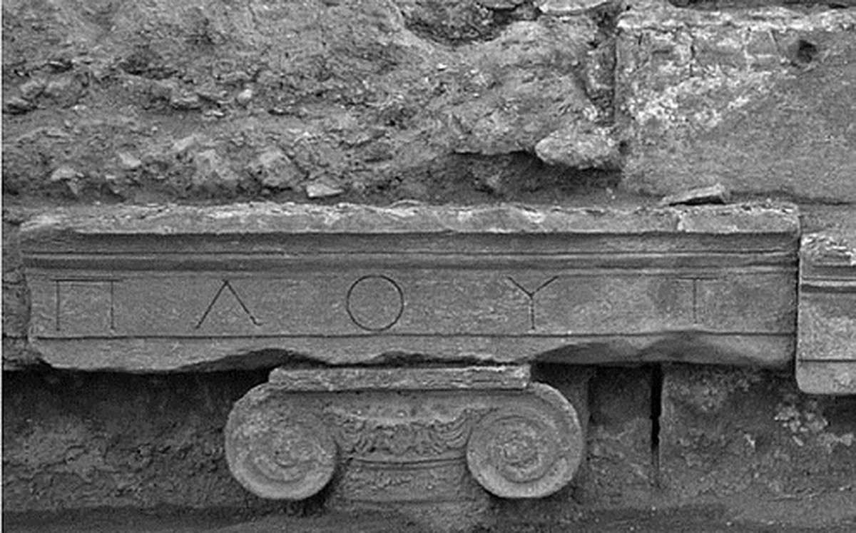 Ploutonion ở Hierapolis có nồng độ CO2 cao là do được xây dựng trên đứt gãy Pamukkale. Đây là loại đứt gãy đang hoạt động dài 35 km, tạo nên các vết nứt ở vỏ Trái đất khiến nước giàu khoáng chất và khí độc hại thoát ra bề mặt tại khu vực đền thờ Ploutonion.