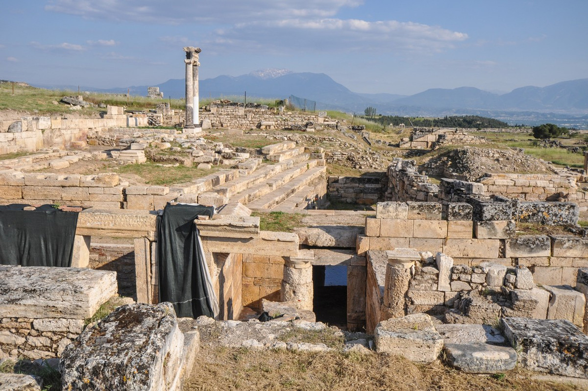 Nhà văn Pliny the Elder và nhà địa lý Strabo từng mô tả về "cổng địa ngục" Ploutonion. Họ cho hay, nơi đây diễn ra các buổi lễ hiến tế. Vào ngày diễn ra lễ tế, một thầy tế sẽ đưa vật hiến tế, thường là cừu hoặc con bò đực, tiến vào đền thờ. Chúng sẽ chết ngay lập tức sau khi vào ngôi đền trong khi thầy tế sống sót trở ra ngoài.