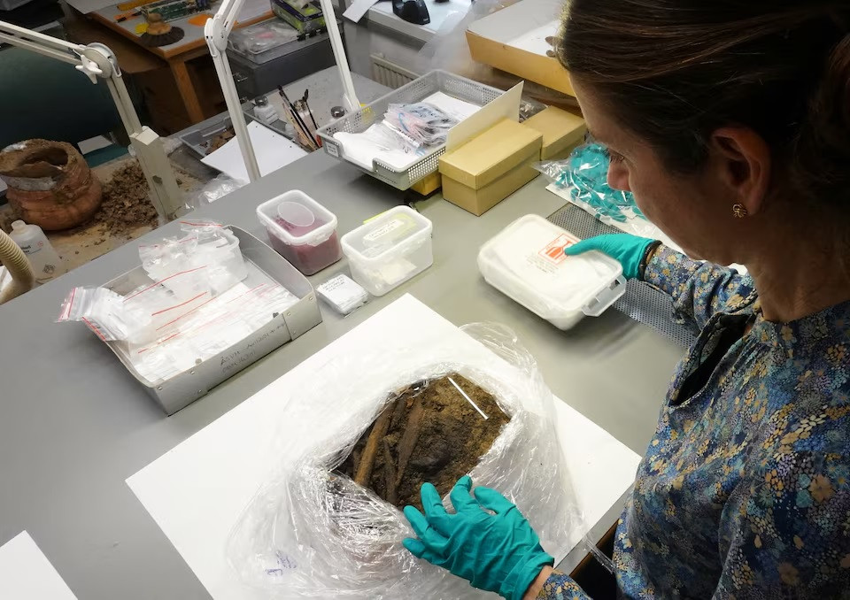 Từ những hiện vật được phát hiện, các chuyên gia cho rằng đây là những món đồ không có nguồn gốc từ Đan Mạch và có thể có xuất xứ từ Na Uy.