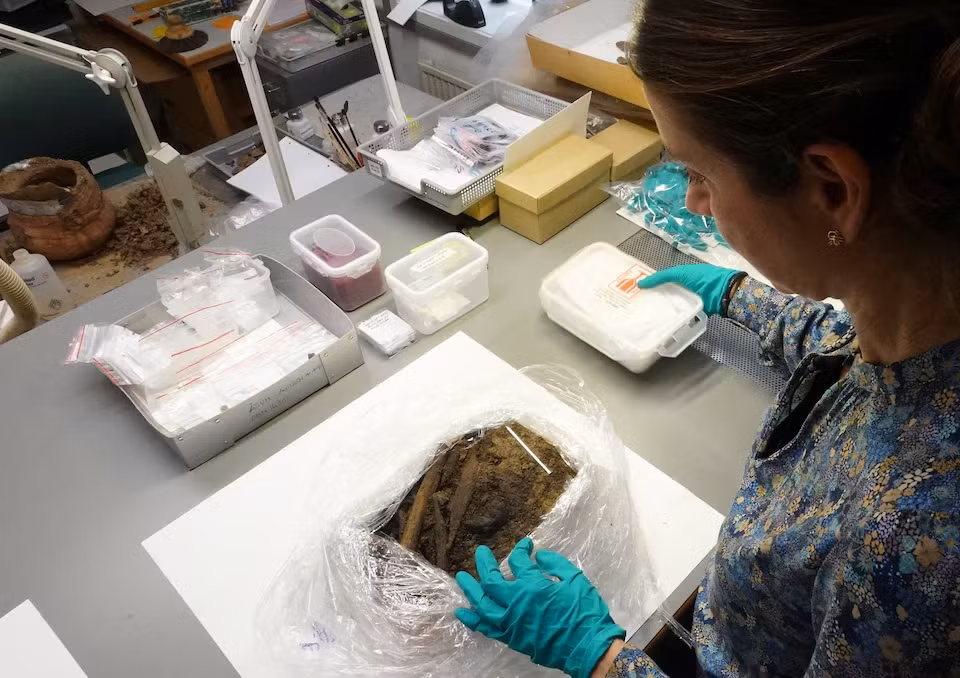 Từ những hiện vật được phát hiện, các chuyên gia cho rằng đây là những món đồ không có nguồn gốc từ Đan Mạch và có thể có xuất xứ từ Na Uy.