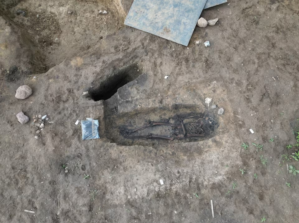 Trong số này, một phụ nữ được chôn cất cùng với một thứ dường như là phần còn lại của một cỗ xe ngựa Viking. Đây có thể là cỗ xe mà bà đã sử dụng trong suốt cuộc đời nên sau khi mất được chôn cùng với nó.