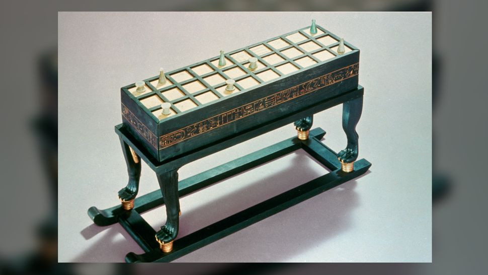 Tại lăng mộ của pharaoh Tutankhamun, các chuyên gia cũng tìm thấy một số bàn chơi cờ cùng một số mảnh trò chơi làm bằng ngà voi. Qua nghiên cứu, các chuyên gia nhận định những bàn chơi cờ này dường như được thiết kế cho 2 người chơi nhưng chưa rõ quy tắc chơi như thế nào.