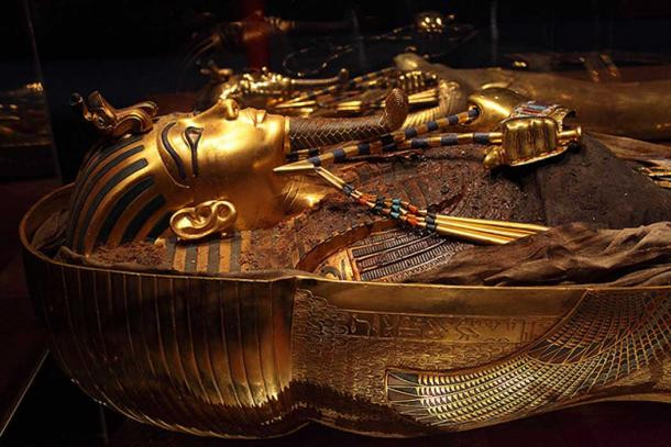 Theo các chuyên gia, cỗ quan tài ngoài cùng và cũng là lớn nhất được làm từ gỗ mạ vàng và có kính màu xanh và đỏ trên kẻ gian và mảnh vỡ của nó. Chiếc quan tài thứ hai được làm bằng gỗ mạ vàng và được dát bằng thủy tinh nhiều màu.