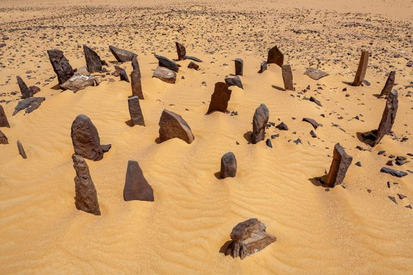Ngày nay, những trụ đá chính của vòng tròn đá Nabta Playa nằm ở một bảo tàng tại Aswan để bảo vệ khỏi sự phá hoại. Ban đầu, Nabta Playa bao gồm hàng chục khối đá dựng thẳng đứng, mỗi khối đá cao hơn 1m, nằm trên sa mạc cách sông Nile khoảng 100 km về phía tây. Ảnh: Alamy Stock Photo.