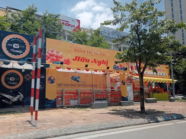 Theo quan sát, hầu hết các quầy bán bánh Trung đều được dựng lên ở vị trí "đắc địa" của Hà Nội.
