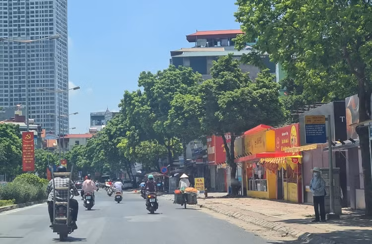 Hơn một tháng nữa mới đến Tết Trung thu 2022, nhưng dọc vỉa hè các tuyến phố, sân chung cư ở Hà Nội hiện các quầy bán bánh Trung thu đã “mọc” khắp nơi. (Ảnh chụp trên tuyến đường Vạn Phúc, Hà Đông, Hà Nội).