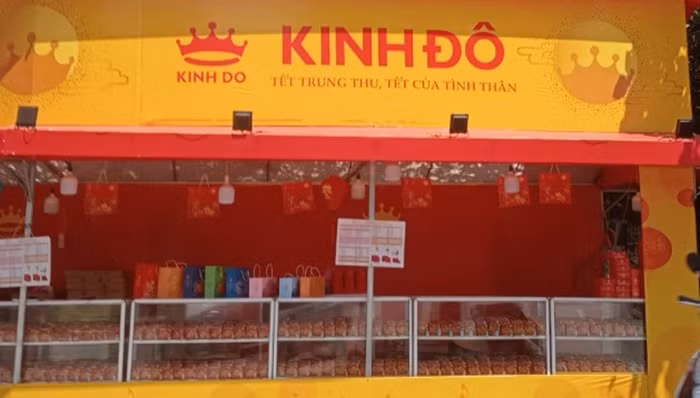 Thời điểm này, đa số những quầy bánh vẫn đang trong tình trạng vắng khách.