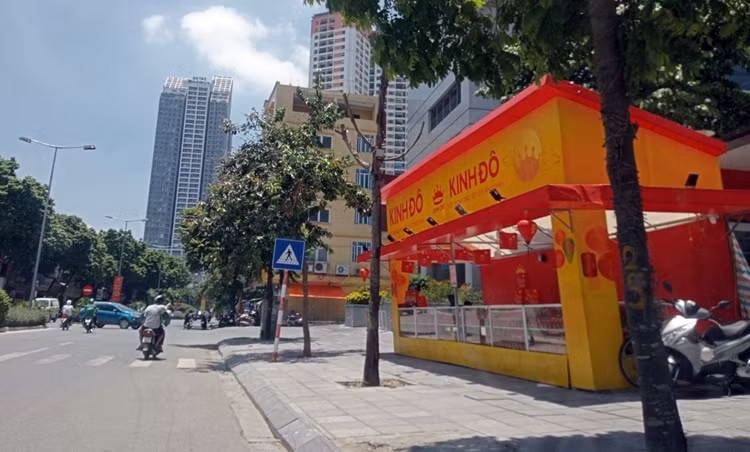 Quầy bánh Trung thu Kinh Đô vừa được dựng lên ngay vỉa hè đường Vạn Phúc (Hà Đông, Hà Nội).