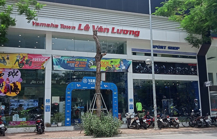 Cổng và thường trực bảo vệ bằng hệ kết cấu thép và mái tôn; Siêu thị (tiêu dùng châu Âu) bằng hệ kết cấu thép và mái tôn, diện tích 30m2, tầng cao 02 tầng, chiều cao 6,7m; Khu để xe máy và bảo dưỡng, sửa chữa (đại lý Yamaha, VinFast, Xuân Cầu) bằng hệ kết cấu thép và mái tôn, diện tích 506m2, tầng cao 02 tầng, chiều cao 8,1m;