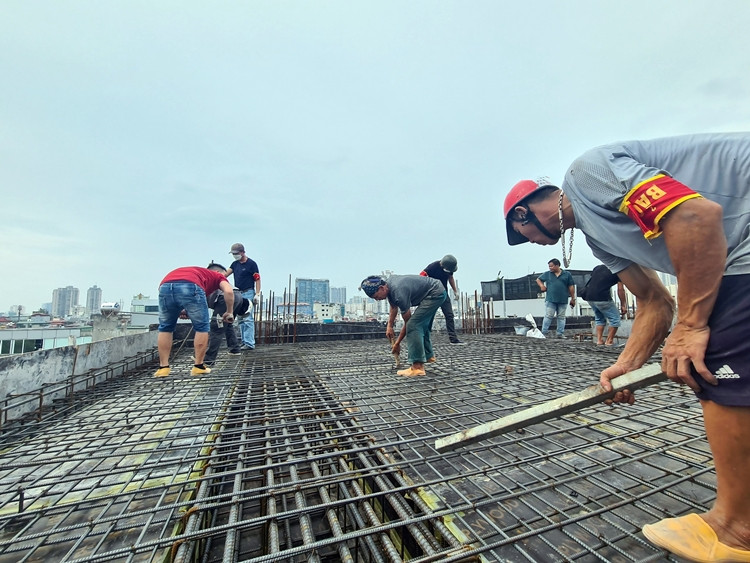 Lực lượng cưỡng chế khẩn trương tháo dỡ phần vi phạm của công trình số 123 Nguyễn Khang, phường Yên Hòa.