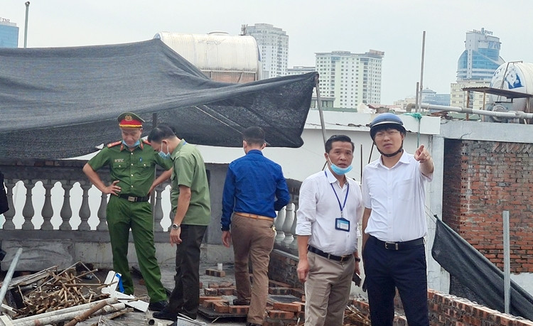 Ông Trần Việt Hà - Phó Chủ tịch UBND quận Cầu Giấy (áo trắng bên phải) cho biết, ngay khi phát hiện công trình xây phần tum ra thành tầng, lực lượng chức năng đã xử lý ngay.