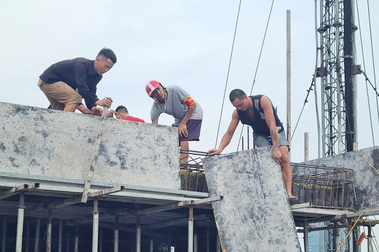 Theo Phó Chủ tịch UBND quận Cầu Giấy, hiện quận và phường Yên Hòa đang thực hiện nghiêm Chỉ thị số 14-CT/TU ngày 2/3/2022 về “Tăng cường sự lãnh đạo, chỉ đạo đối với công tác quy hoạch, quản lý quy hoạch, quản lý đô thị và trật tự xây dựng trên địa bàn thành phố Hà Nội” của Thành ủy Hà Nội. Các phường trên địa bàn quận vẫn tiếp tục rà soát các vi phạm để xử lý.