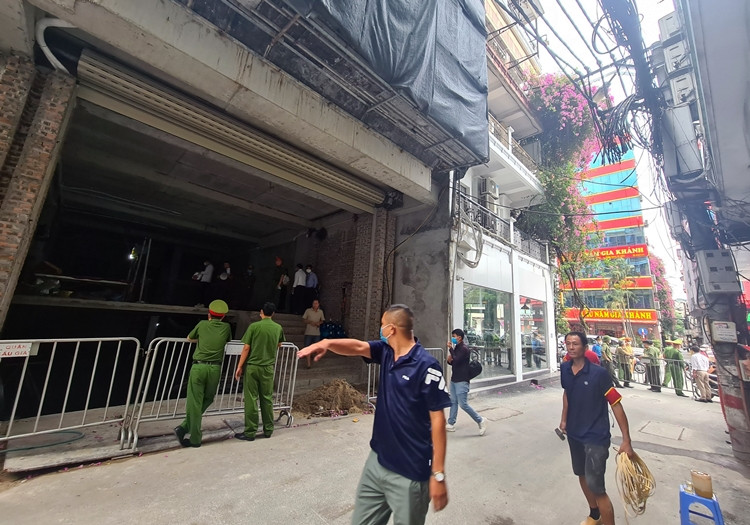 Chủ công trình số 123 Nguyễn Khang là ông Nguyễn Văn Khánh. Công trình này đã được UBND quận Cầu Giấy cấp phép cho ông Khánh thi công 6 tầng 1 tum, tuy nhiên, trong quá trình xây dựng ông Khánh định “hô biến” phần tum thành tầng.