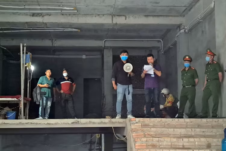 Sáng 1/7, các lực lượng chức năng của quận Cầu Giấy và phường Yên Hòa (Hà Nội) bắt đầu thực hiện cưỡng chế công trình vi phạm trật tự xây dựng tại số 123 Nguyễn Khang (phường Yên Hòa) theo quyết định số 70/QĐ-XPVPHC ngày 27/5/2022 của UBND quận Cầu Giấy.