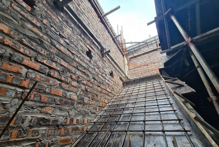 Cầu thang dẫn lên phần tum vi phạm tại công trình đang chuẩn bị được đổ bê tông.