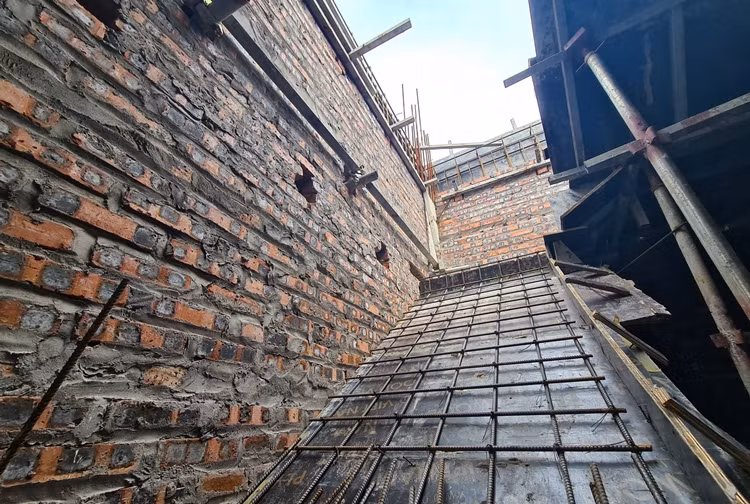 Cầu thang dẫn lên phần tum vi phạm tại công trình đang chuẩn bị được đổ bê tông.