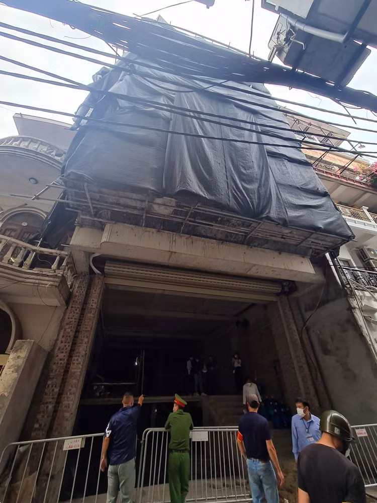 Để đảm bảo an toàn, xung quanh khu vực tháo dỡ đều được lực lượng chức năng phong tỏa, đặt biển thông báo để phục vụ việc tháo dỡ.