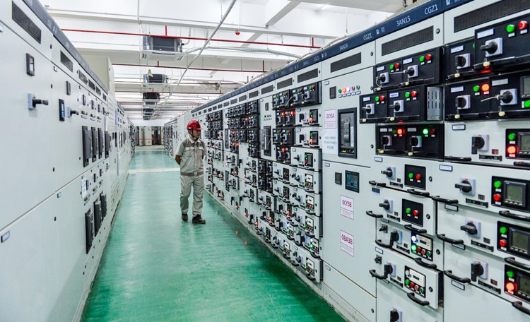 Khu vực máy cắt, có chức năng đóng và mở như Aptomat của gia đình sử dụng.