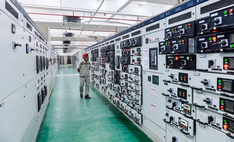 Khu vực máy cắt, có chức năng đóng và mở như Aptomat của gia đình sử dụng.