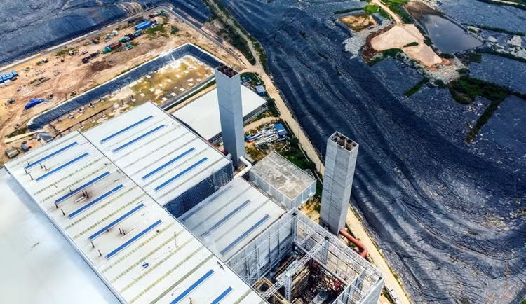 Nhà máy điện rác Thiên Ý được UBND TP.Hà Nội chấp thuận chủ trương từ cuối năm 2017, khởi công từ tháng 8/2019 với mức đầu tư 7.000 tỷ đồng. Cuối năm 2019, Chủ tịch UBND Hà Nội đã đến thăm công trường và yêu cầu chủ đầu tư thực hiện đúng cam kết, hoàn thành dự án vào tháng 8.2020, vận hành vào tháng 10.2020. Tuy nhiên, dịch COVID-19 bùng phát trong năm 2020 đã khiến dự án nhiều lần hoãn tiến độ.