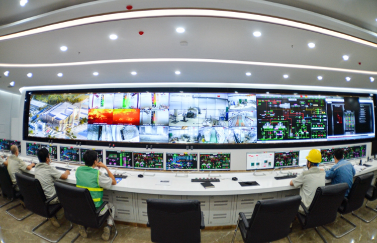 Với 3 giai đoạn được triển khai, trong đó, giai đoạn 1 nhà máy có một lò đốt và một tổ máy vận hành với công suất xử lý đốt rác là 1.000 tấn/ngày đêm; giai đoạn 2 và giai đoạn 3 tiếp tục có thêm 4 lò đốt và hai tổ máy phát điện, dự kiến vận hành trong năm 2022. (Hình ảnh bên trong phòng điều khiển trung tâm của nhà máy điện rác Sóc Sơn).