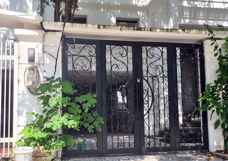 Một số căn đã hoàn thiện phân thô nhưng đang có dấu hiệu bị rêu mốc phần tường sơn.