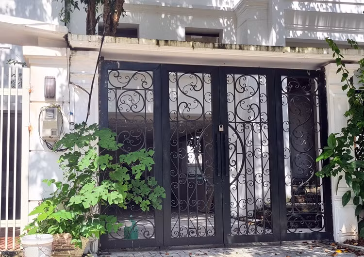 Một số căn đã hoàn thiện phân thô nhưng đang có dấu hiệu bị rêu mốc phần tường sơn.