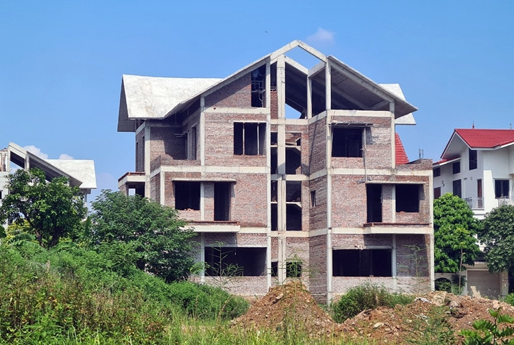 Nhiều căn biệt thự bên trong dự án hoàn thiện một cách dở dang.