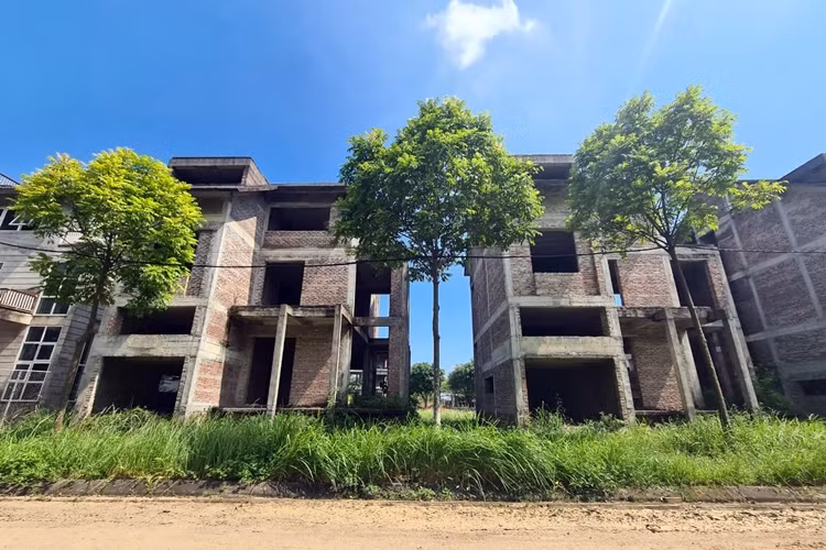 Tuy nhiên ghi nhận của phóng viên 23/7/2022, đã hơn thập kỷ đã trôi qua, phần lớn diện tích dự án Ngôi Nhà Mới vẫn bị bỏ hoang.