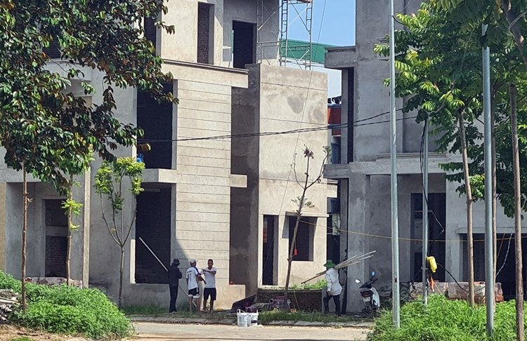 Hệ thống hạ tầng như đường xá, trường học, trạm xá bên trong dự án Ngôi Nhà Mới (New House City) cũng chưa thấy hoàn thiện.