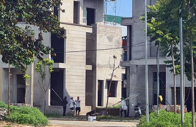 Hệ thống hạ tầng như đường xá, trường học, trạm xá bên trong dự án Ngôi Nhà Mới (New House City) cũng chưa thấy hoàn thiện.