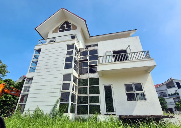 Nhiều căn biệt thự làm xong phần thô rồi để đó...