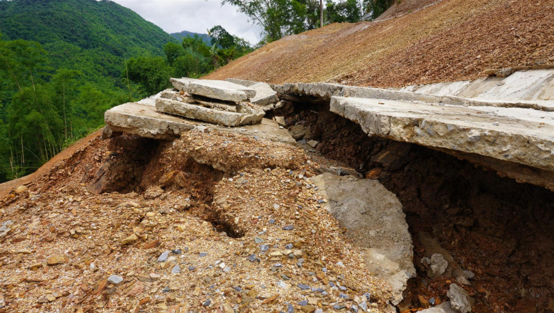 Trao đổi với báo Pháp luật TP.HCM, ông Đinh Văn Kim - Chủ tịch UBND xã Trung Thành cho biết, công trình được hoàn thành từ đầu năm 2022, nhưng chỉ sau 2 tháng thì đứt gãy nhiều nơi, khiến nhiều người lo lắng khi mưa lũ đã cận kề. (Ảnh: Pháp luật TP.HCM).