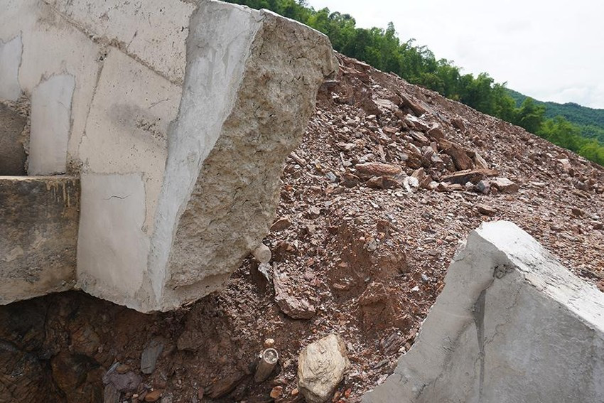 Nhiều vị trí cơ chống sạt lở bị sạt lở hoàn toàn. (Ảnh: Pháp luật TP.HCM).